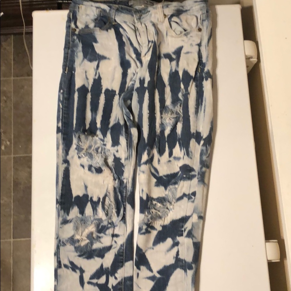 Acid wash ripped jeans (Must Steal)
